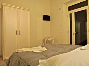 um quarto com uma cama e uma porta de vidro deslizante em il Piccolo Melograno em Montecosaro