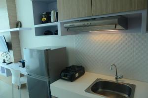 Kuchyň nebo kuchyňský kout v ubytování Brand New Studio Tree Park City BSD Apartment near ICE BSD By Travelio