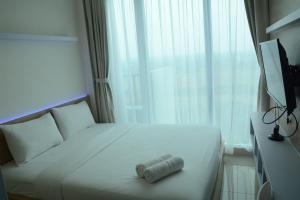 Postel nebo postele na pokoji v ubytování Brand New Studio Tree Park City BSD Apartment near ICE BSD By Travelio