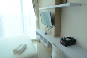 Postel nebo postele na pokoji v ubytování Brand New Studio Tree Park City BSD Apartment near ICE BSD By Travelio