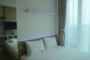 Postel nebo postele na pokoji v ubytování Brand New Studio Tree Park City BSD Apartment near ICE BSD By Travelio