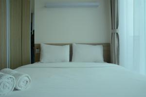 Postel nebo postele na pokoji v ubytování Brand New Studio Tree Park City BSD Apartment near ICE BSD By Travelio