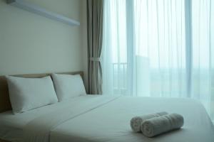 Postel nebo postele na pokoji v ubytování Brand New Studio Tree Park City BSD Apartment near ICE BSD By Travelio