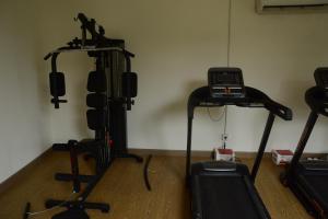 Fitness centrum a/nebo fitness zařízení v ubytování Brand New Studio Tree Park City BSD Apartment near ICE BSD By Travelio