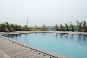 Bazén v ubytování Brand New Studio Tree Park City BSD Apartment near ICE BSD By Travelio nebo v jeho okolí