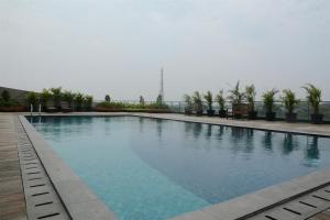 Bazén v ubytování Brand New Studio Tree Park City BSD Apartment near ICE BSD By Travelio nebo v jeho okolí