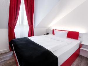 Ein Bett oder Betten in einem Zimmer der Unterkunft DORMERO Hotel München-Kirchheim Messe