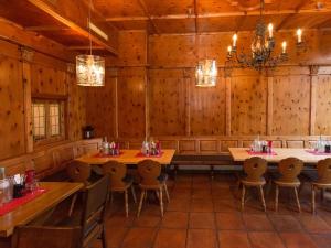 una sala da pranzo con pareti e tavoli in legno e sedie di DORMERO Hotel München-Kirchheim Messe a Kirchheim