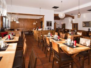 Ein Restaurant oder anderes Speiselokal in der Unterkunft DORMERO Hotel München-Kirchheim Messe 