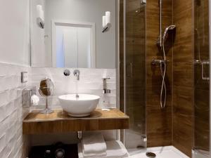 Koupelna v ubytování DORMERO Hotel München-Kirchheim Messe + 28 fotografií