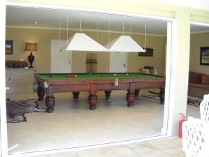stół bilardowy w salonie z lustrem w obiekcie Orangia Game Lodge w mieście Aliwal North