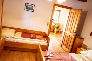 una camera con letto e struttura in legno di Ferienhäuser Paunger a Miesenbach