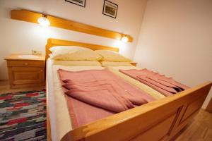 A bed or beds in a room at Ferienhäuser Paunger
