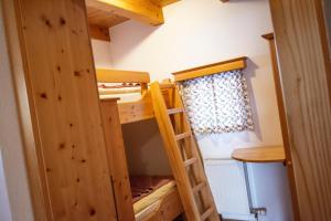 Letto o letti a castello in una camera di Ferienhäuser Paunger