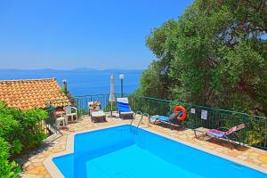 The swimming pool at or close to SeaView Calypso