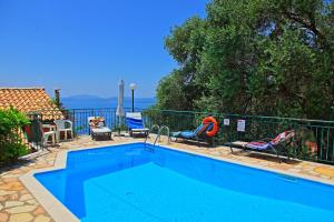 The swimming pool at or close to SeaView Calypso
