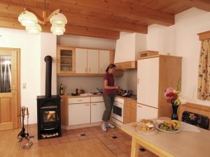 A kitchen or kitchenette at Ferienhäuser Paunger Még 9 kép