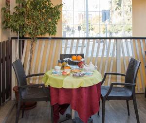 stół z miską jedzenia na balkonie w obiekcie B&B Vista Santuario w Syrakuzach