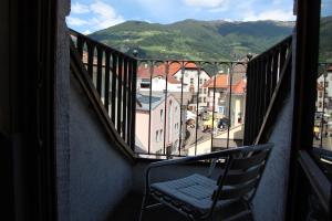 Vista generica sulle montagne o vista sulle montagne dall'interno dell'hotel