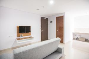 a living room filled with furniture and a tv at OYO 258 Flagship The Enviro Cikarang in Jakarta