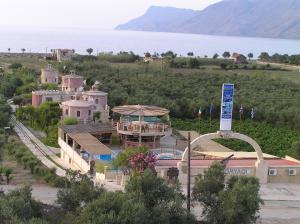 een gebouw met een zwembad en een paviljoen bovenop bij Anemomili Village in Kissamos