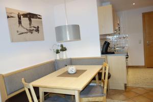 A kitchen or kitchenette at Ferienwohnung Brugger