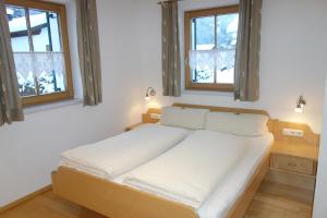 A bed or beds in a room at Ferienwohnung Brugger