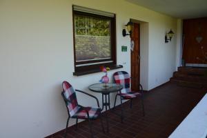 une chambre avec une table, des chaises et une fenêtre dans l'établissement Ferienwohnung Burgblick Bilstein, à Bilstein