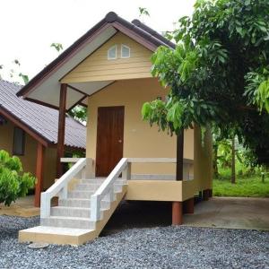 mały dom ze schodami przed nim w obiekcie Baan Rai Pu Fa w mieście Sattahip