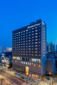 un grand bâtiment avec un amantasi en haut dans l'établissement Amanti Hotel Seoul, à Séoul