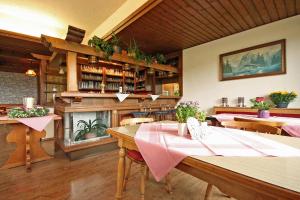 Reštaurácia alebo iné gastronomické zariadenie v ubytovaní Almliesl RADS-415