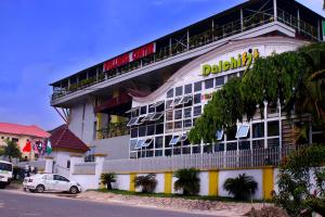 un edificio con un cartello sul lato di Dalchifit Suites by Premium Swiss Hospitality ad Abuja