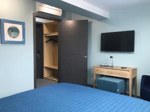 TV a/nebo společenská místnost v ubytování Dudman Hotel