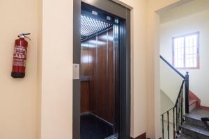 バレンシアにあるCool Central Marketの建物内の戸口横消火器 +7枚の写真