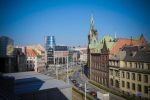 Blick auf eine Stadt mit Gebäuden und einer Straße in der Unterkunft Kamienica Pod Aniołami in Breslau