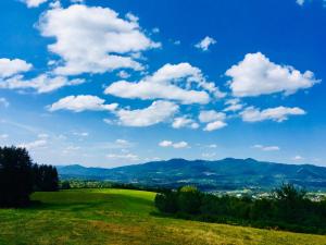 アプリルツィにあるVilla Trade Аの青空雲の緑の丘