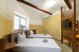 Voodi või voodid majutusasutuse Hotel U Simla toas