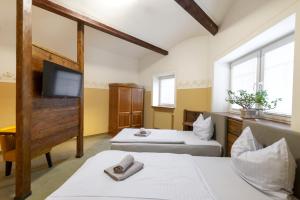 Voodi või voodid majutusasutuse Hotel U Simla toas