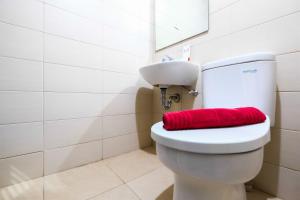 Vannituba majutusasutuses 1BR Sky Terrace Lagoon Condo Apartment near Daan Mogot Mall By Travelio +9 fotot