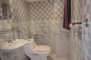 Uma casa de banho em Newa Home