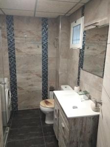 Kúpeľňa v ubytovaní APARTAMENTO GALTOR 6 + 17 fotografií