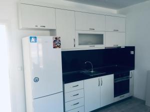 Dapur atau dapur kecil di Апартаменти Романтика Кирково