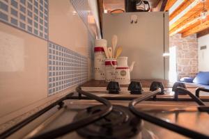 a stove top oven in a kitchen next to a counter at Apartment Janet in Luka