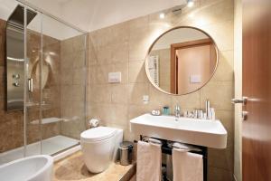 A bathroom at Vatican Domus Luxury Rooms