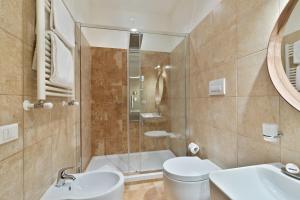 A bathroom at Vatican Domus Luxury Rooms