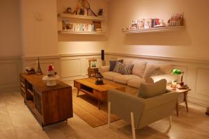 A seating area at See U Tainan Apartment