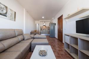 SardinaにあるLa Madera - Urban Home near the Airport - Wifiのリビングルーム(ソファ、薄型テレビ付)