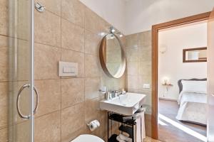 A bathroom at Vatican Domus Luxury Rooms