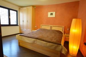 sypialnia z łóżkiem i lampą w obiekcie Apartments Ana City w Rovinj