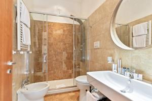 A bathroom at Vatican Domus Luxury Rooms